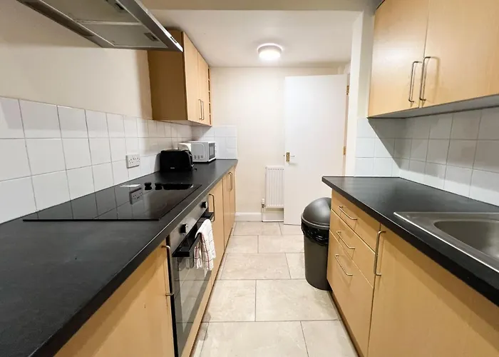 Convenient 2br Basement Flat In Leith アパート