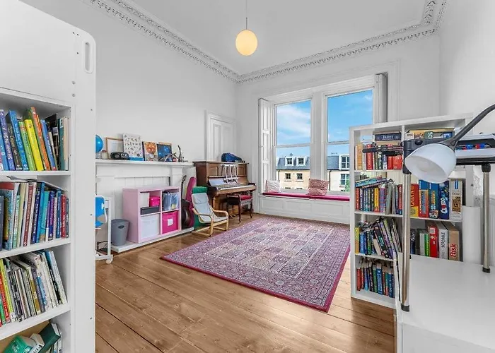 Bright And Spacious Flat Overlooking The Meadows * Edinburgh