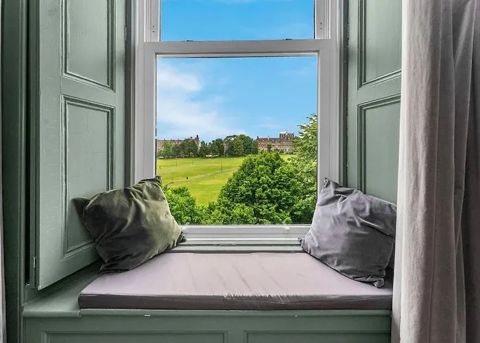 Bright And Spacious Flat Overlooking The Meadows * Edinburgh