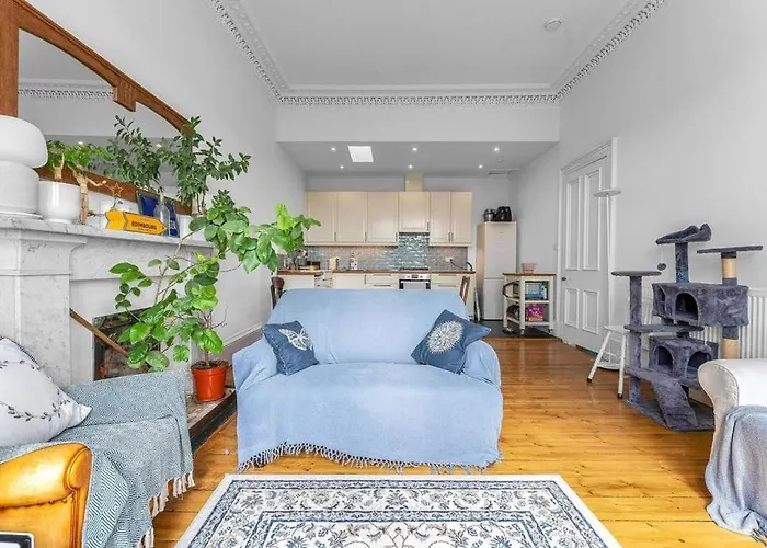 Bright And Spacious Flat Overlooking The Meadows * Edinburgh