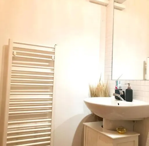 Spacious Retreat At Prime Location With Free Parking& Balcony شقة