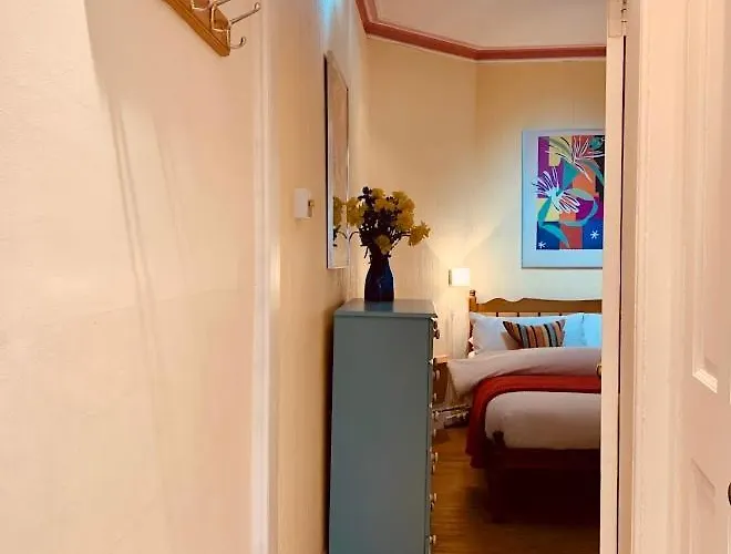 Royal Mile Apt, Just 1 Min From Castle! דירה