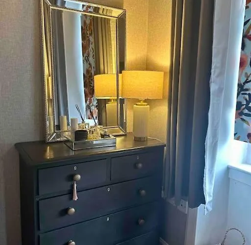 Large 2 Bedroom, Ground Floor Flat, Close To