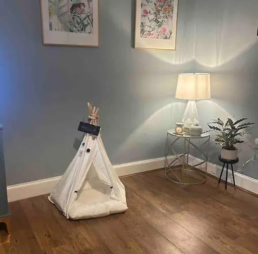 Large 2 Bedroom, Ground Floor Flat, Close To * Edinburgh