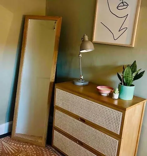 Large 2 Bedroom, Ground Floor Flat, Close To *