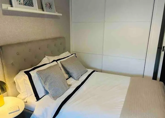 Large 2 Bedroom, Ground Floor Flat, Close To Daire *