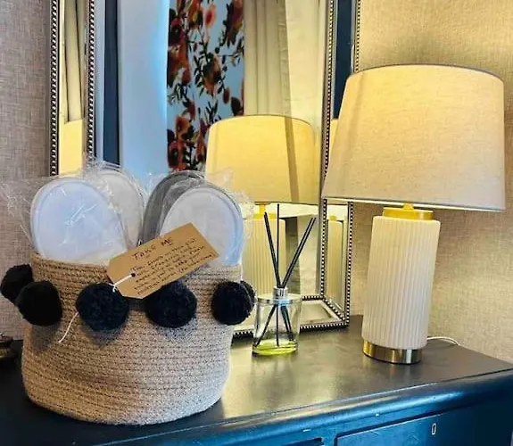 Large 2 Bedroom, Ground Floor Flat, Close To Edinburgh