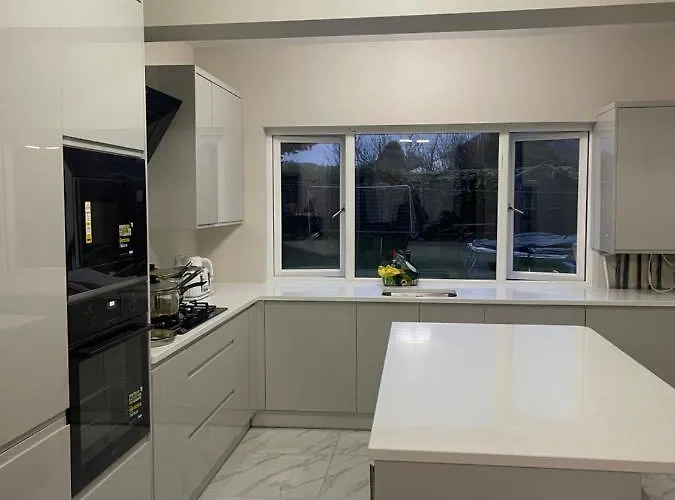 One Bedroom In Spacious Bungalow, Free Parking & Private Entrance *