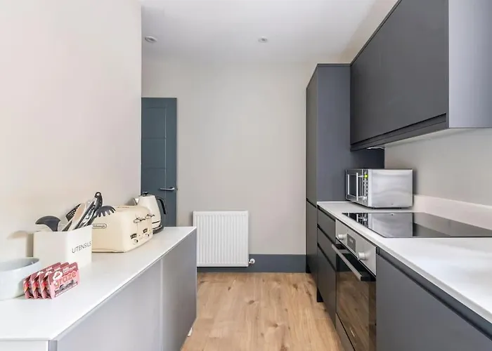 Immaculate 3 Bed With Private Entrance In Inverleith