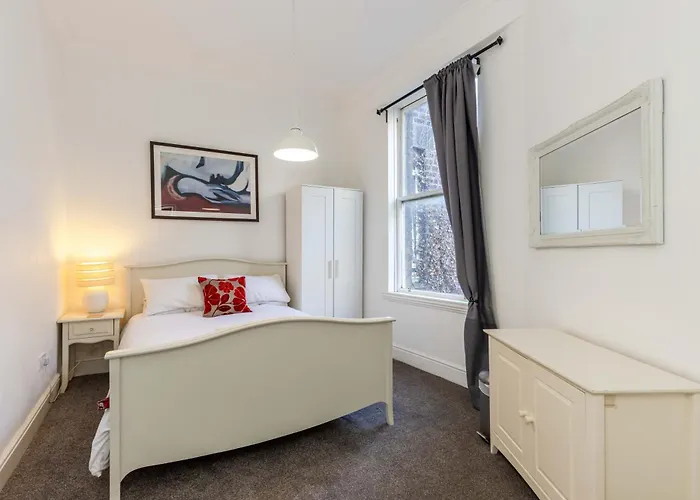 아파트 Traditional 3 Bedroom Quiet Duplex Flat By High St, Trams And Buses - Just 1-5 Miles To Centre