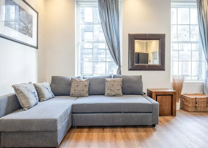 Traditional 3 Bedroom Quiet Duplex Flat By High St, Trams And Buses - Just 1-5 Miles To Centre 아파트 에든버러