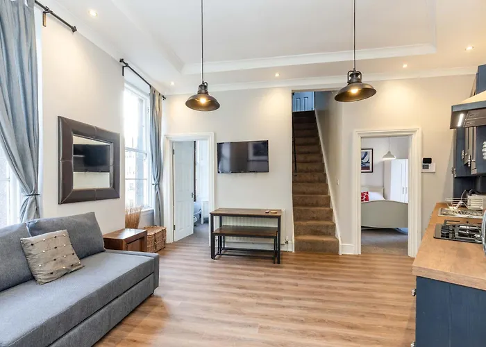 Traditional 3 Bedroom Quiet Duplex Flat By High St, Trams And Buses - Just 1-5 Miles To Centre *