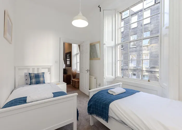 아파트 Traditional 3 Bedroom Quiet Duplex Flat By High St, Trams And Buses - Just 1-5 Miles To Centre