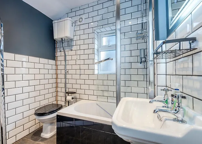 Traditional 3 Bedroom Quiet Duplex Flat By High St, Trams And Buses - Just 1-5 Miles To Centre * 에든버러