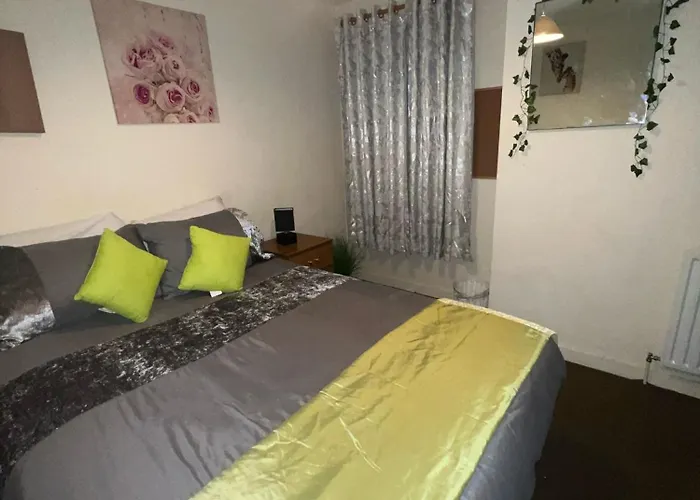 Lovely Double With Private Bathroom And Double With Shared Toilet & Parking Free בית אירוח