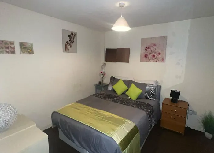 בית אירוח Lovely Double With Private Bathroom And Double With Shared Toilet & Parking Free *