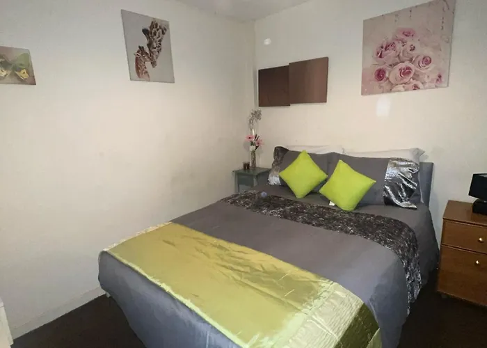 בית אירוח Lovely Double With Private Bathroom And Double With Shared Toilet & Parking Free *