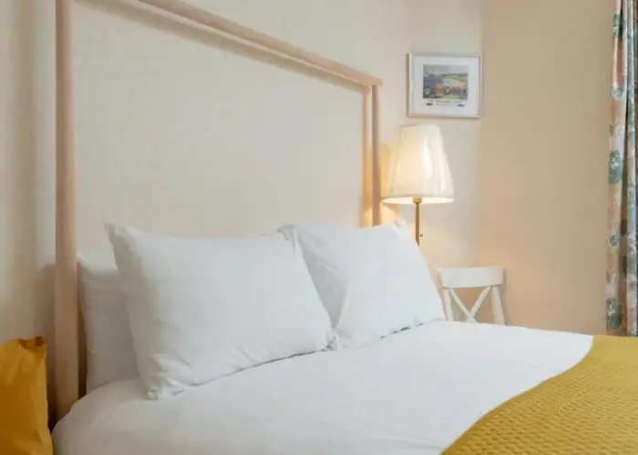 בית נופש Spacious Murrayfield Flat - Pass The Keys אדינבורו