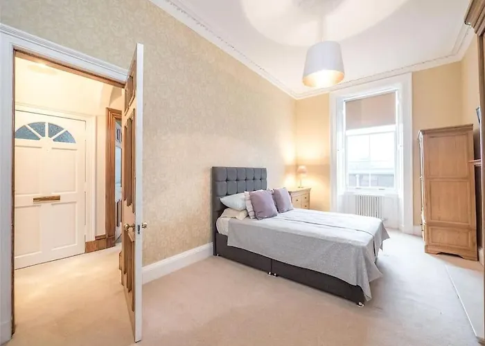 Beautiful & Bright 2 Bed Flat Murrayfield 公寓 *
