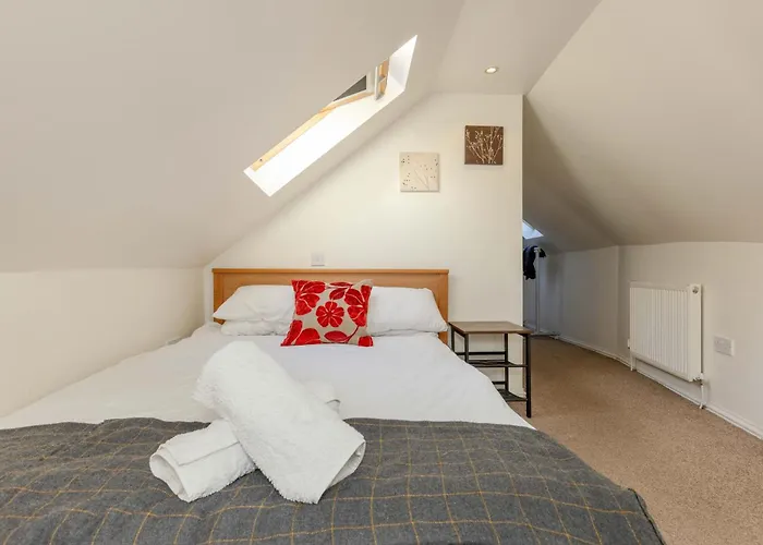 아파트 Traditional 3 Bedroom Quiet Duplex Flat By High St, Trams And Buses - Just 1-5 Miles To Centre