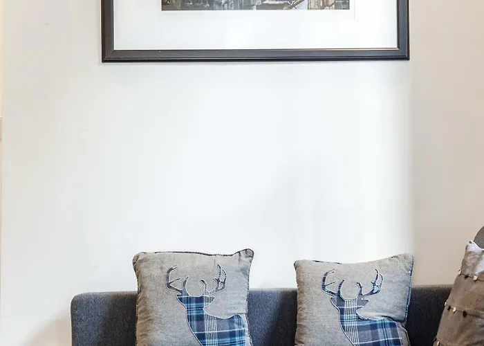 Traditional 3 Bedroom Quiet Duplex Flat By High St, Trams And Buses - Just 1-5 Miles To Centre