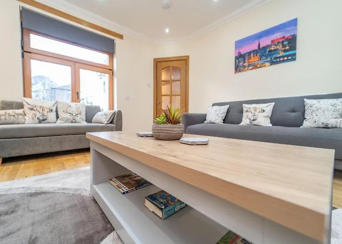 Apartment Spacious 3 Bed Townhouse With Parking