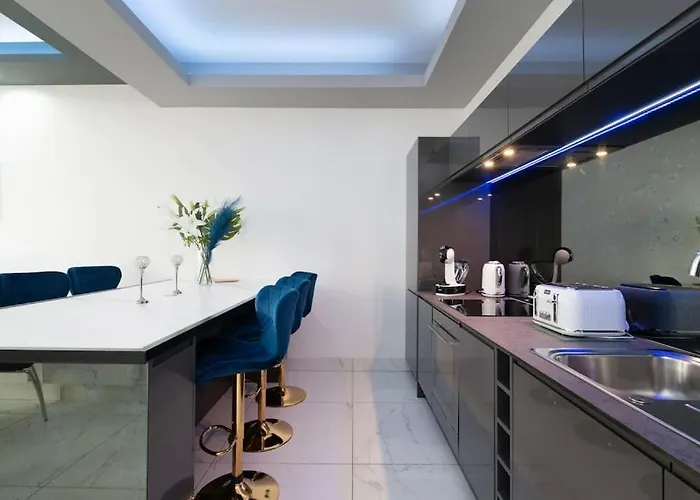 Spacious Modern Centre Castle Views *