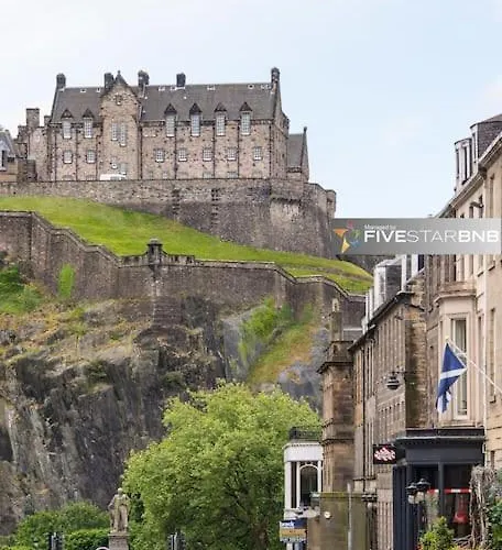 Cool Urban With Stunning Castle Views Эдинбург