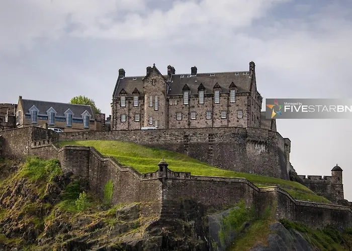 Cool Urban With Stunning Castle Views * Эдинбург