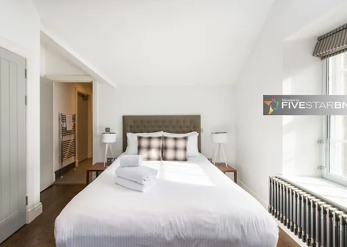 Cool Urban With Stunning Castle Views * Эдинбург