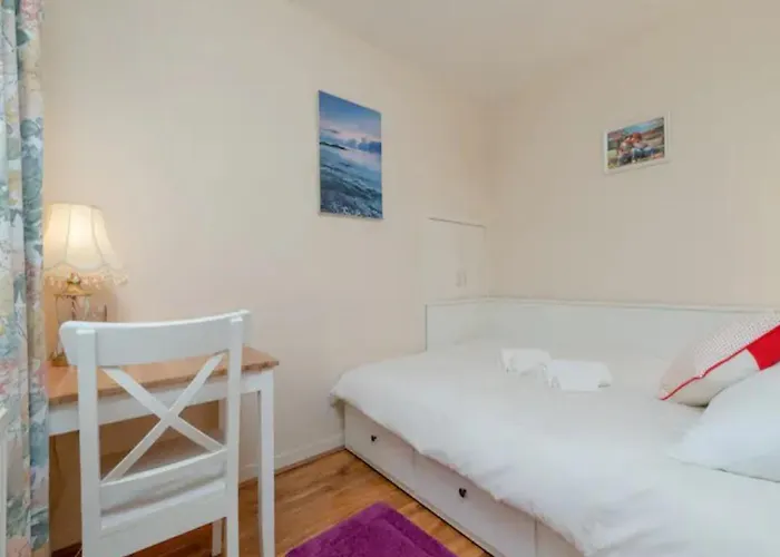 Spacious Murrayfield Flat - Pass The Keys אדינבורו