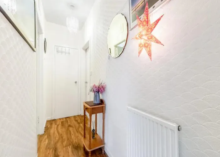 בית נופש Spacious Murrayfield Flat - Pass The Keys אדינבורו