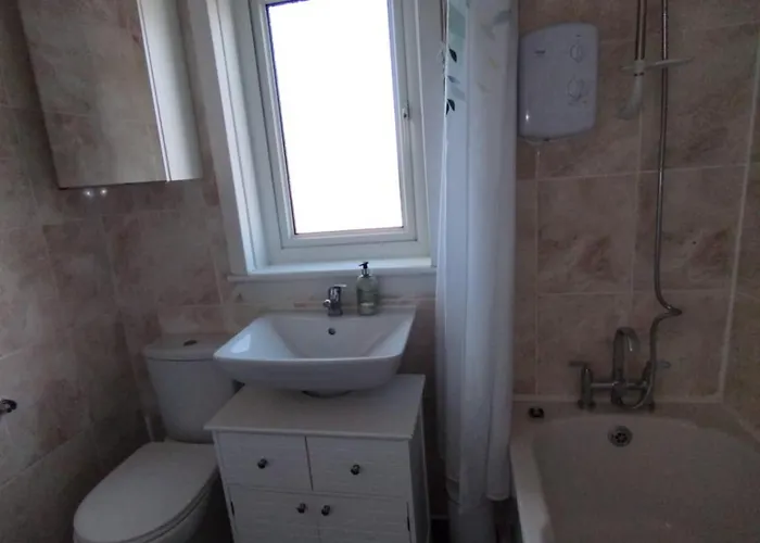 3 Bed House In - Private Parking Villa *