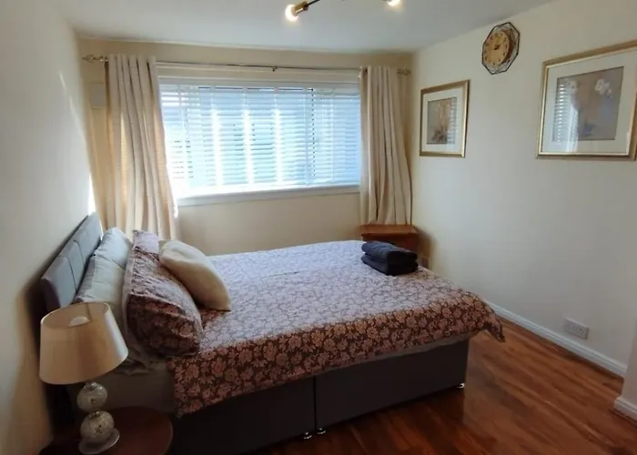 3 Bed House In - Private Parking Edimburgo