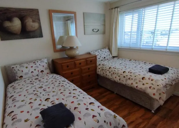 3 Bed House In - Private Parking *