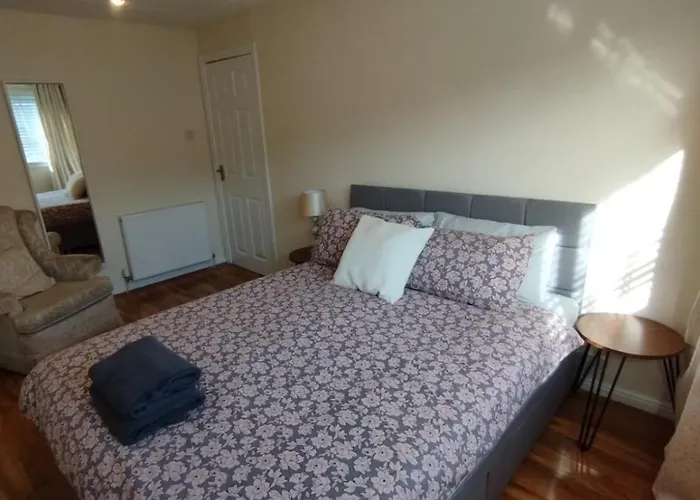 3 Bed House In - Private Parking Villa *
