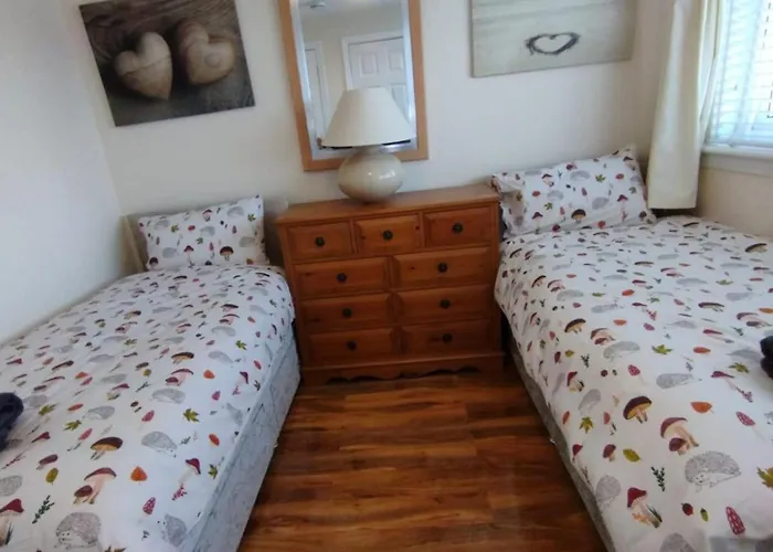 3 Bed House In - Private Parking Edinburgh