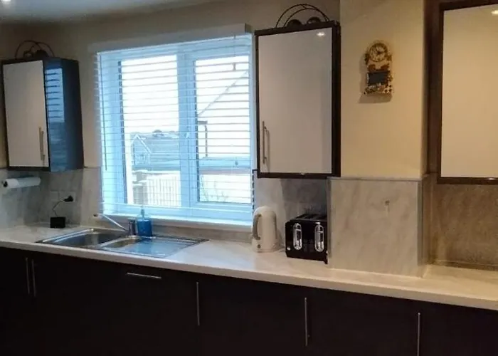 3 Bed House In - Private Parking * Edinburgh