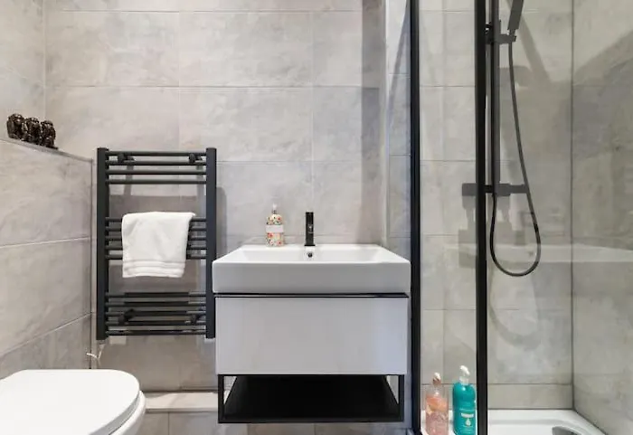 Spacious Modern Centre Castle Views *