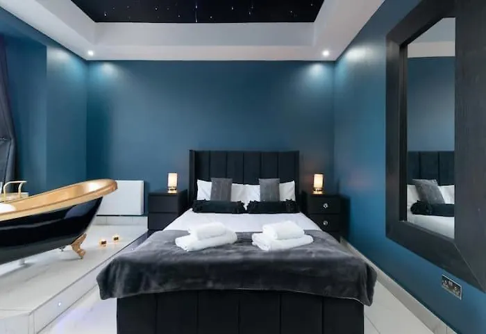 Spacious Modern Centre Castle Views