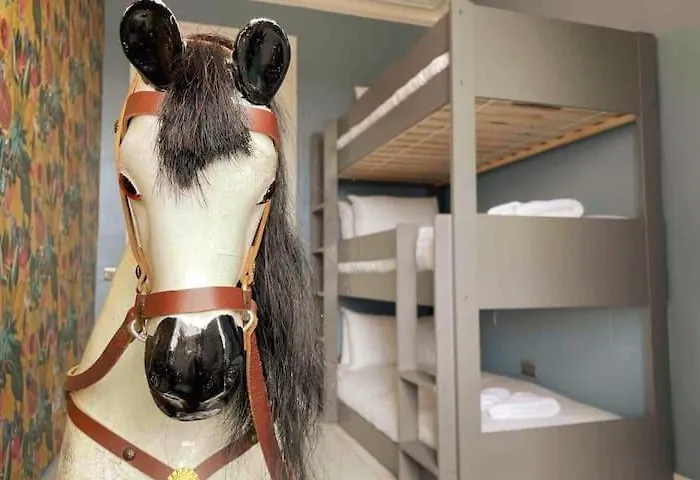 Spacious Modern Centre Castle Views דירה *