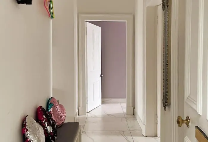 Spacious Modern Centre Castle Views דירה