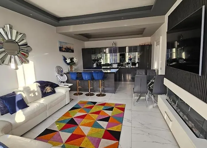 Spacious Modern Centre Castle Views