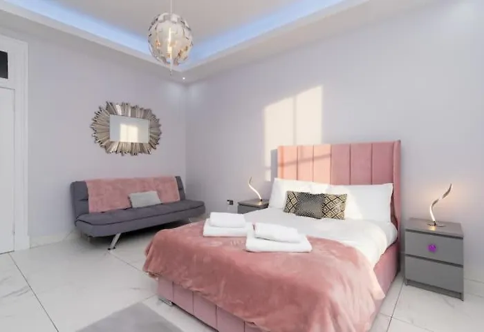 Spacious Modern Centre Castle Views *