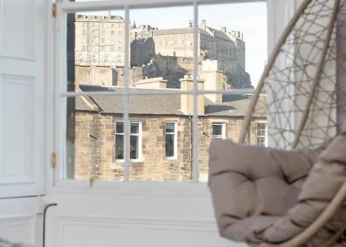 Spacious Modern Centre Castle Views