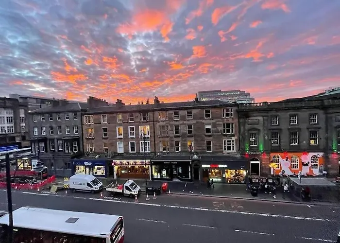 Spacious Modern Centre Castle Views *