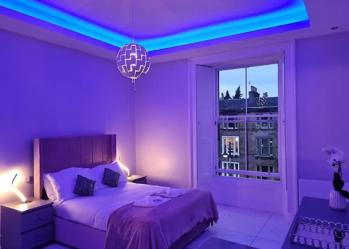 Spacious Modern Centre Castle Views