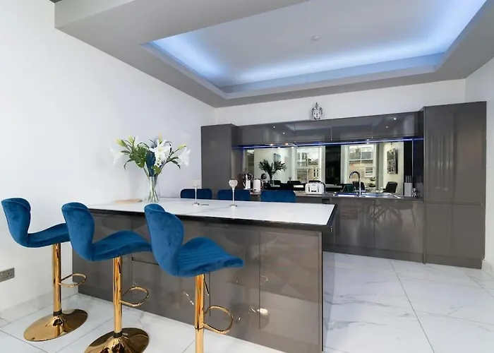 Spacious Modern Centre Castle Views דירה