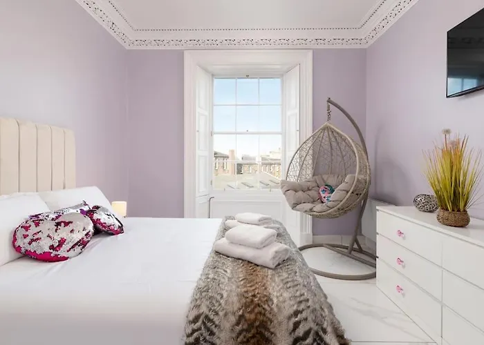 Spacious Modern Centre Castle Views *