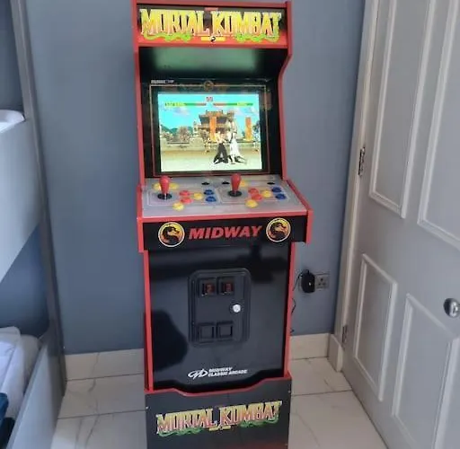 Spacious Modern Centre Castle Views